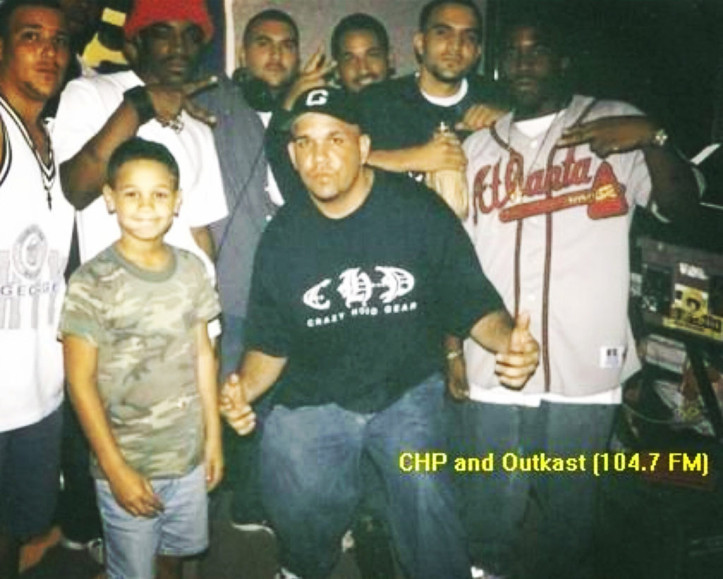 utKast em Miami, visitando DJ EFN e sua equipe de Crazy Hood em seu programa de rádio pirata por volta de 1996.